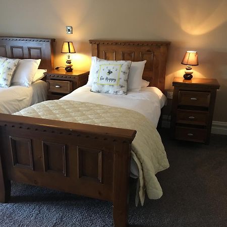 Hopper Inn Bar & Guest Accommodation Ballynaskreena Bagian luar foto
