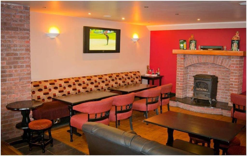 Hopper Inn Bar & Guest Accommodation Ballynaskreena Bagian luar foto