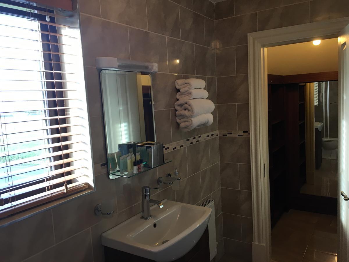 Hopper Inn Bar & Guest Accommodation Ballynaskreena Bagian luar foto