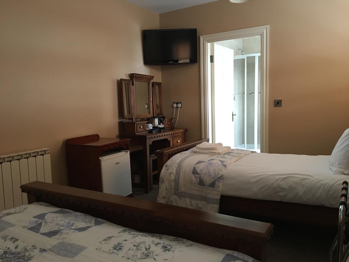 Hopper Inn Bar & Guest Accommodation Ballynaskreena Bagian luar foto