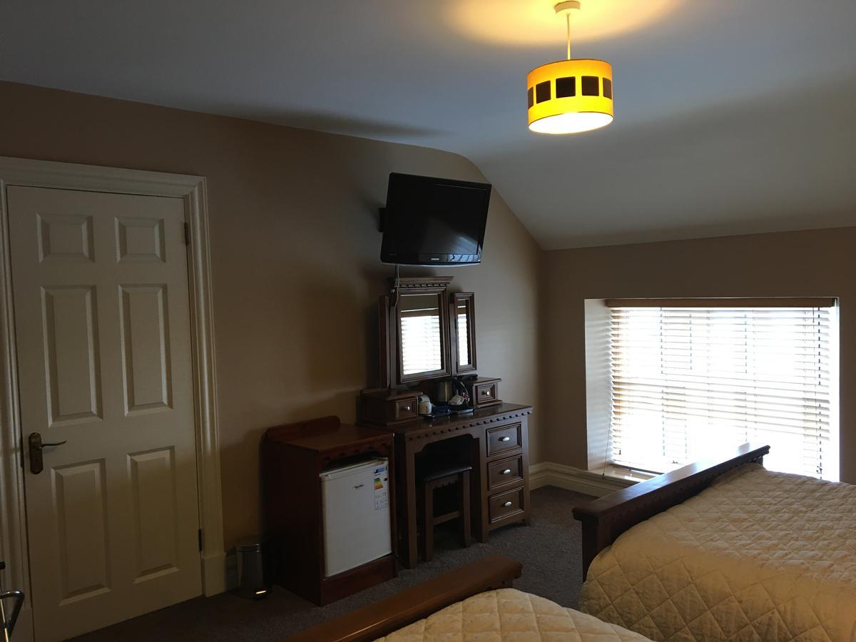 Hopper Inn Bar & Guest Accommodation Ballynaskreena Bagian luar foto