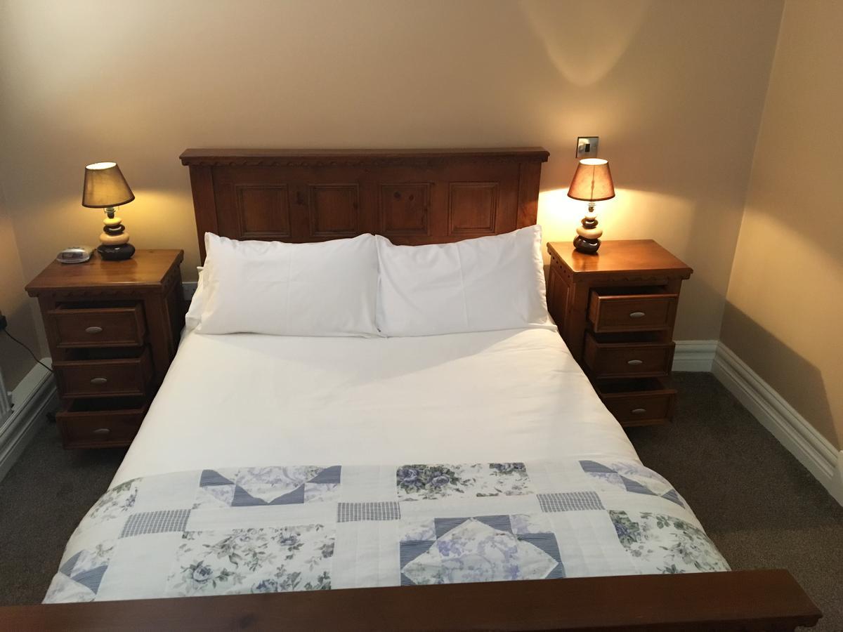 Hopper Inn Bar & Guest Accommodation Ballynaskreena Bagian luar foto