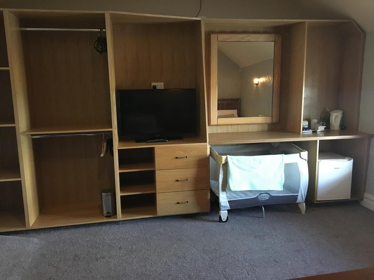 Hopper Inn Bar & Guest Accommodation Ballynaskreena Bagian luar foto