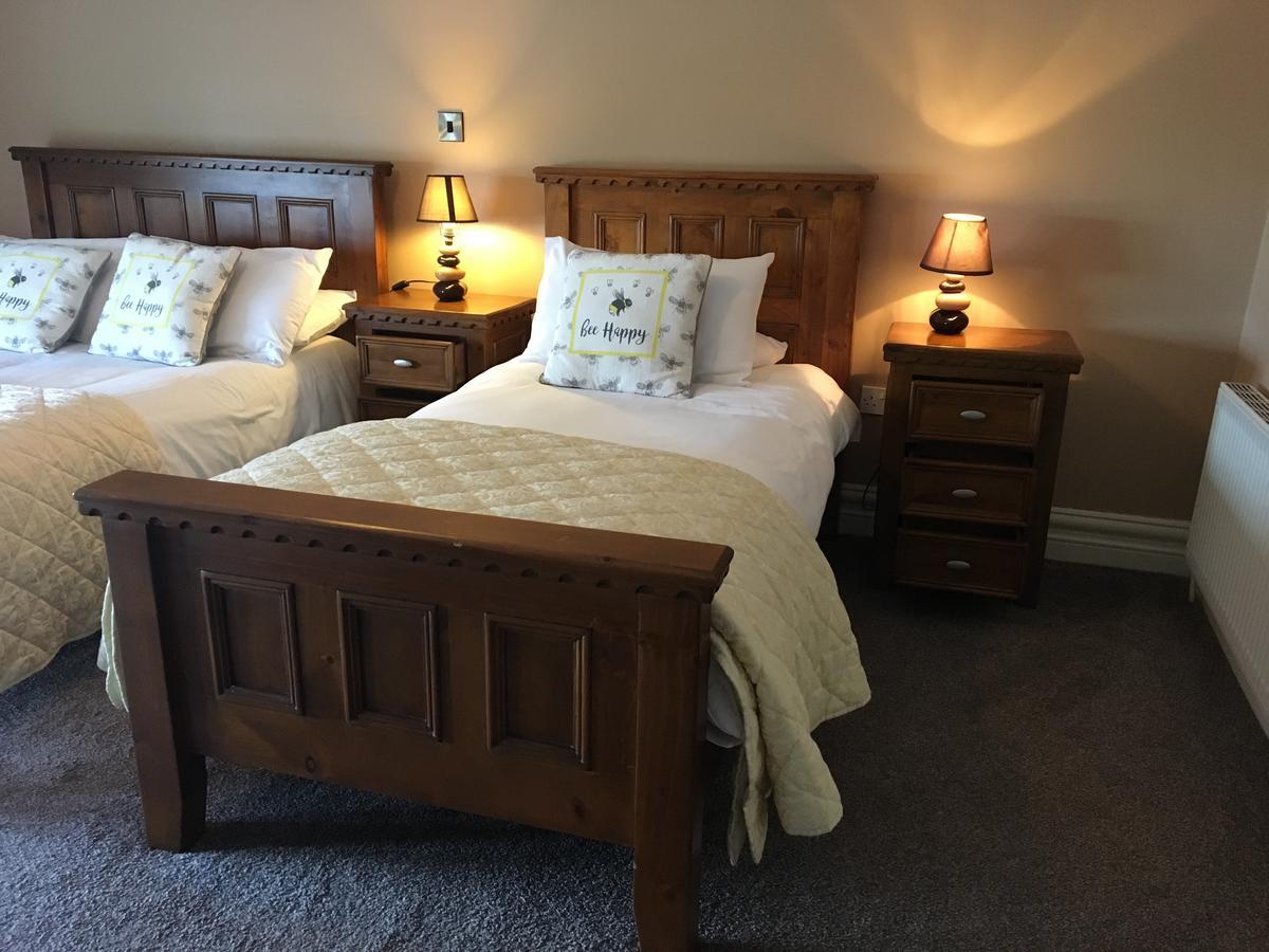 Hopper Inn Bar & Guest Accommodation Ballynaskreena Bagian luar foto